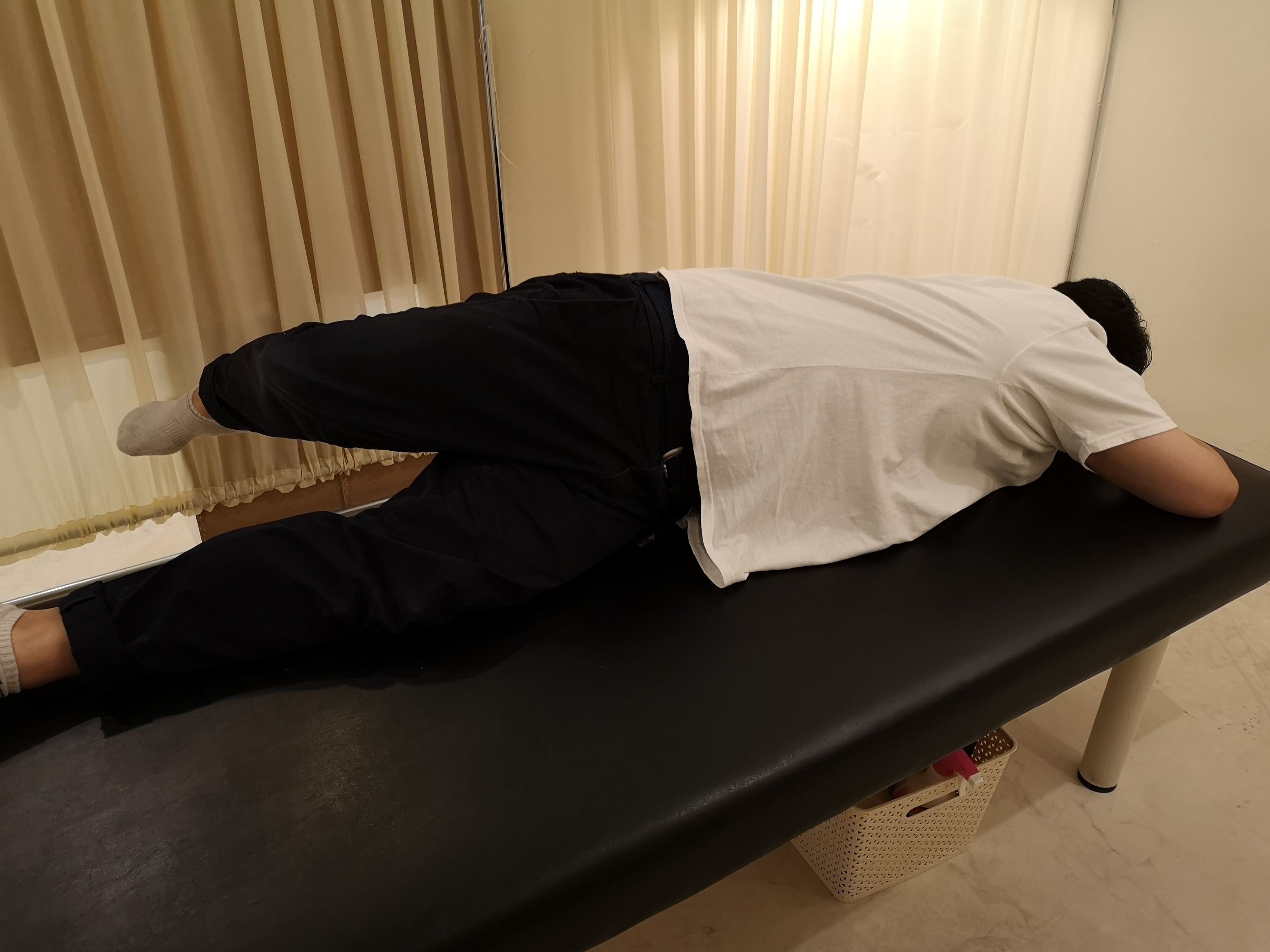 腰ひねりストレッチ