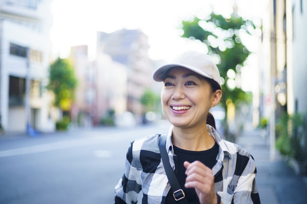 歩く女性