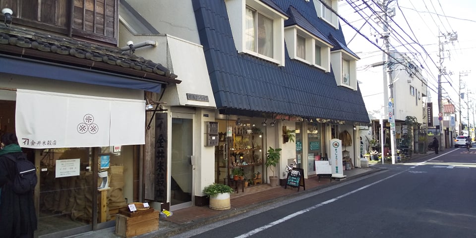 金子米穀店の並び